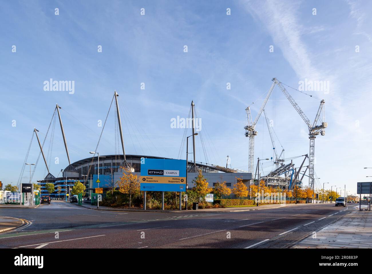 MANCHESTER, UK-OCTUBRE 17, 2014-Juegos de mástiles y cables de acero y el cable catenario que sostiene los techos en los lados del estadio Etihad Foto de stock