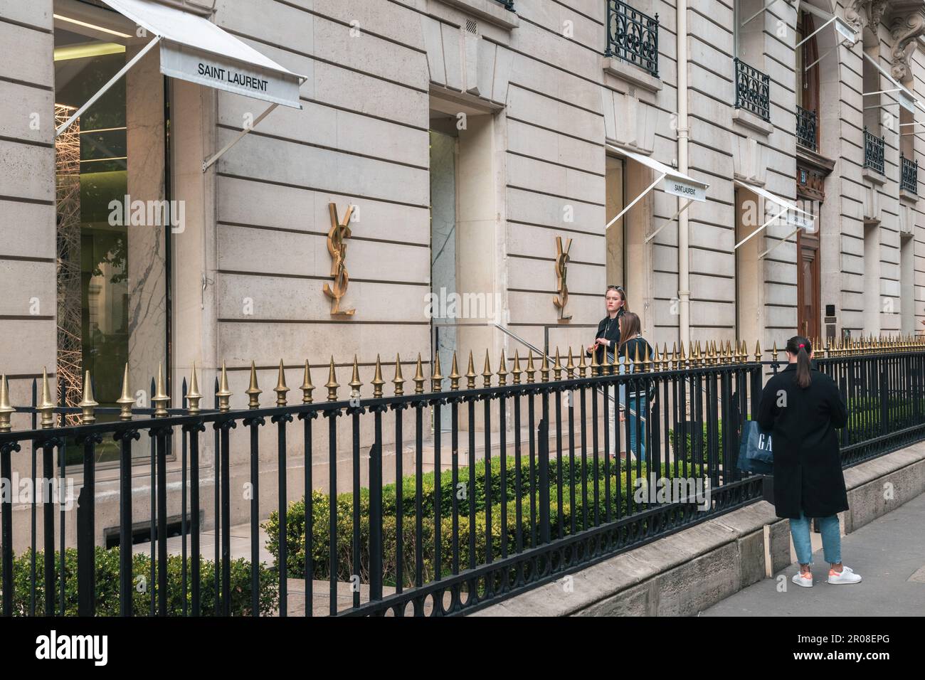 París Francia, compras de lujo en la Avenida Montaigne en la noche 'Louis  Vuitton' LVMH Edificio Sede Corporativa Fotografía de stock - Alamy