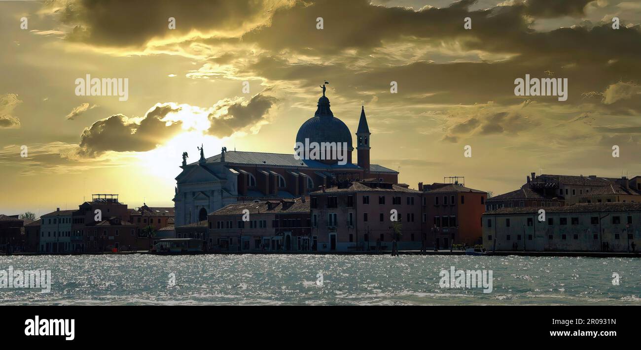 Un magnífico amanecer ilumina la hermosa ciudad de Venecia (Italia) Foto de stock
