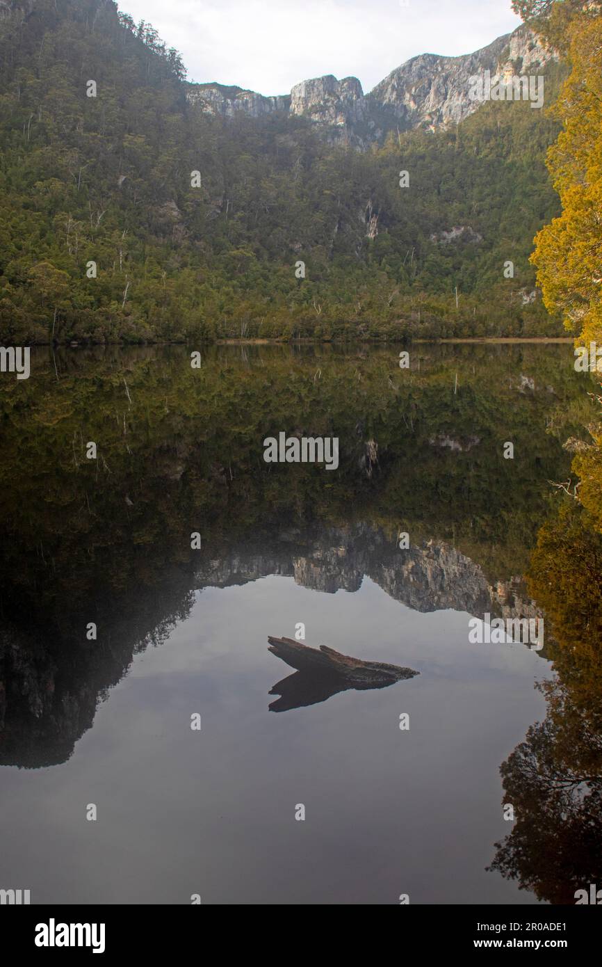 Lago Vera, Parque Nacional Franklin-Gordon Wild Rivers Foto de stock