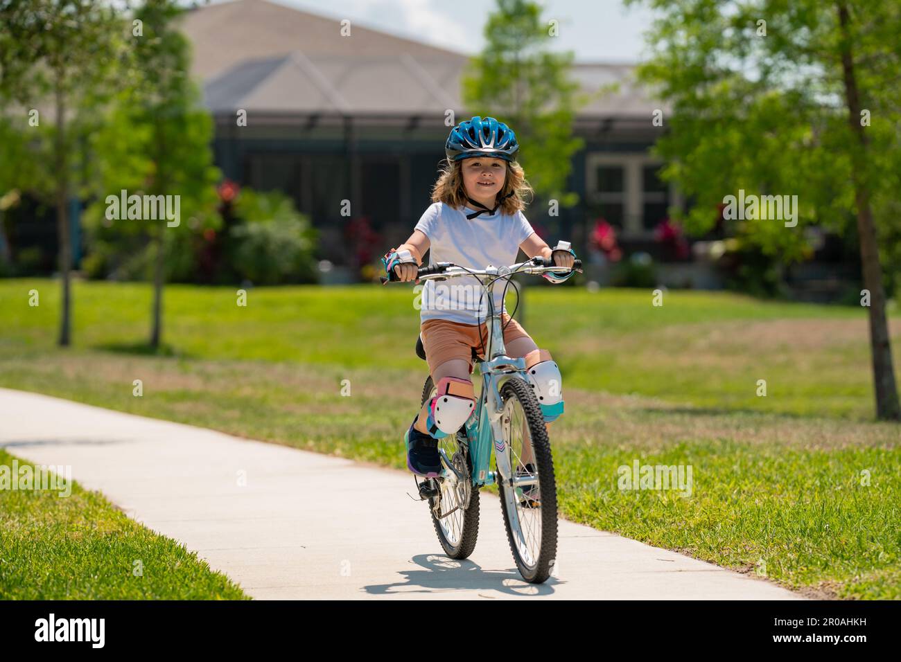 Joven Jinete Con Casco Y Gafas De Sol Montando Bicicleta Foto de