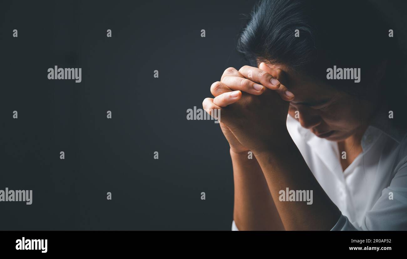 Oración de crisis de la vida católica cristiana a dios. Mujer ora a dios por la bendición de desear tener una vida mejor. Manos de la persona orando a dios. Rogando por f Foto de stock