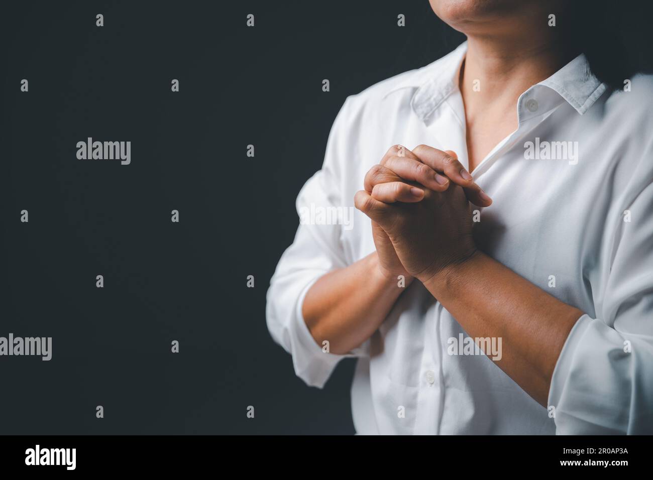 Oración de crisis de la vida católica cristiana a dios. Mujer ora a dios por la bendición de desear tener una vida mejor. Manos de la persona orando a dios. Rogando por f Foto de stock