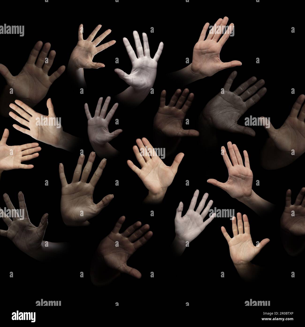 Libertad y humanidad. Manos humanas, palmas de diferentes personas de diverso género, raza y color de piel que aparecen sobre fondo negro Foto de stock