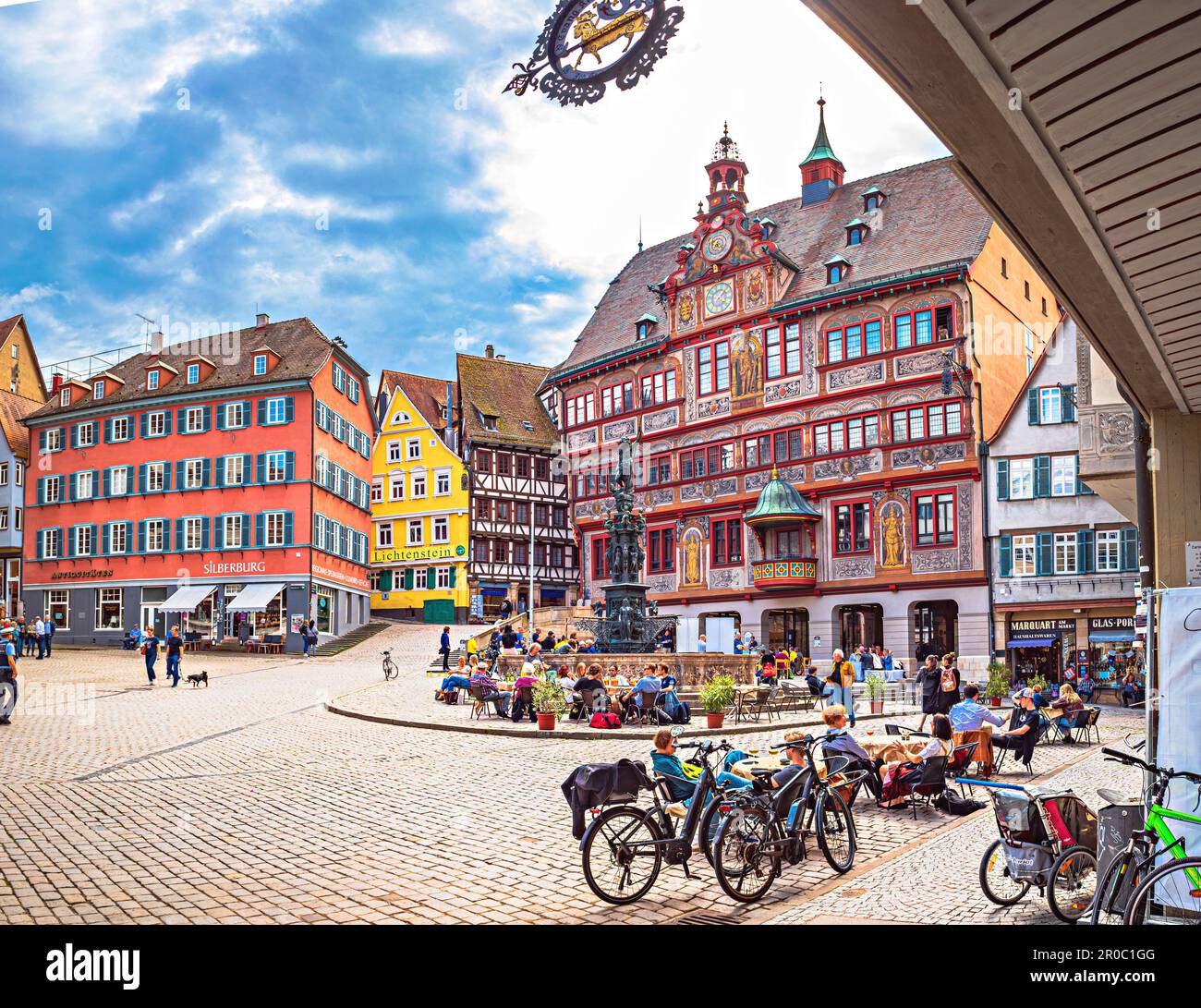 TUEBINGEN, BADEN-WUERTTEMBERG, ALEMANIA - CIRCA MAYO de 2023: Markplatz y Ayuntamiento de la ciudad de Tuebingen, Alemania. Foto de stock