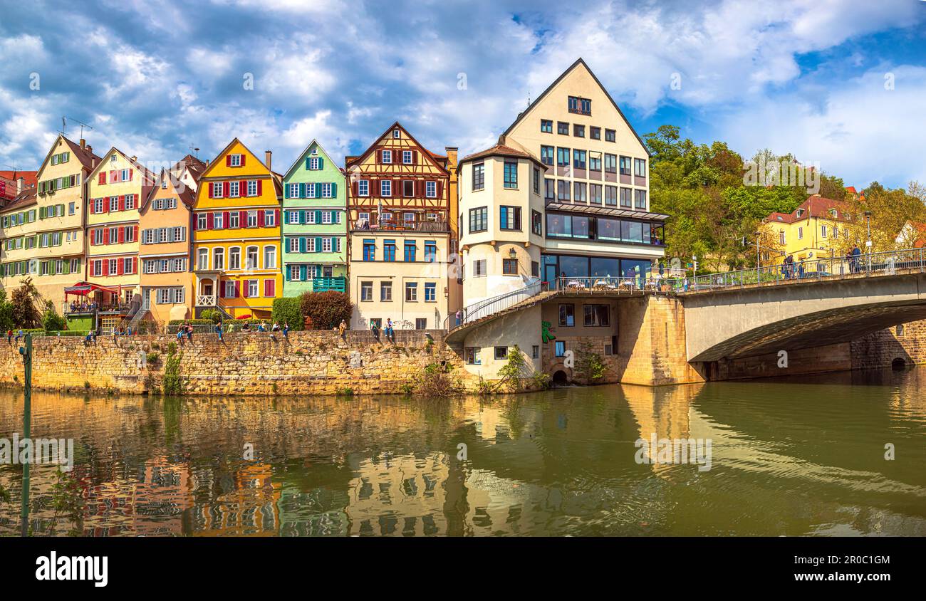 TUEBINGEN, BADEN-WUERTTEMBERG, ALEMANIA - CIRCA MAYO de 2023: El río Nekar en la ciudad de Tuebingen, Alemania. Foto de stock