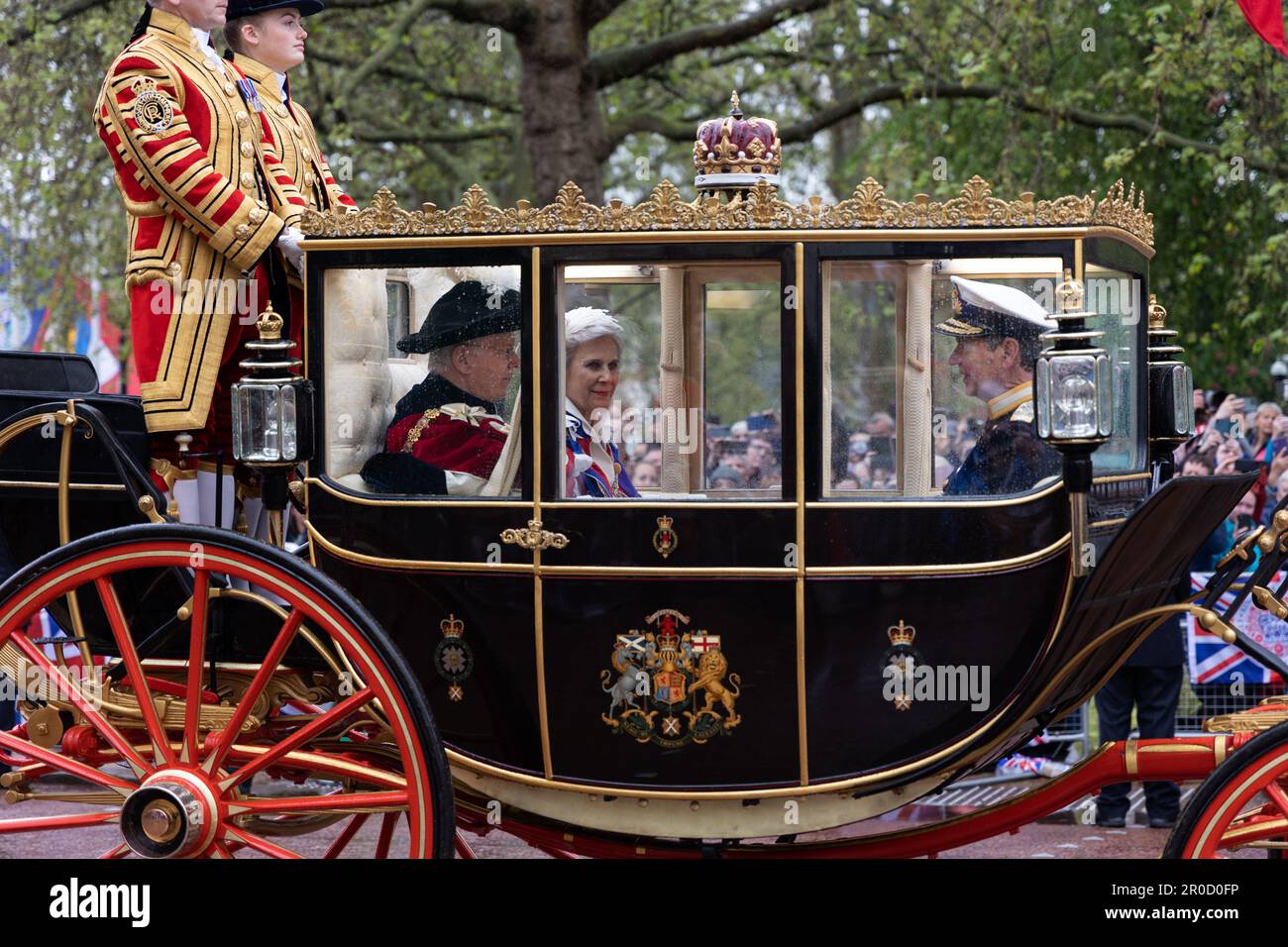 El duque y la duquesa de Gloucester, el vicealmirante Sir Tim Laurence en carruaje real en el centro comercial después de la coronación del rey Carlos en 6 de mayo de 2023 Foto de stock