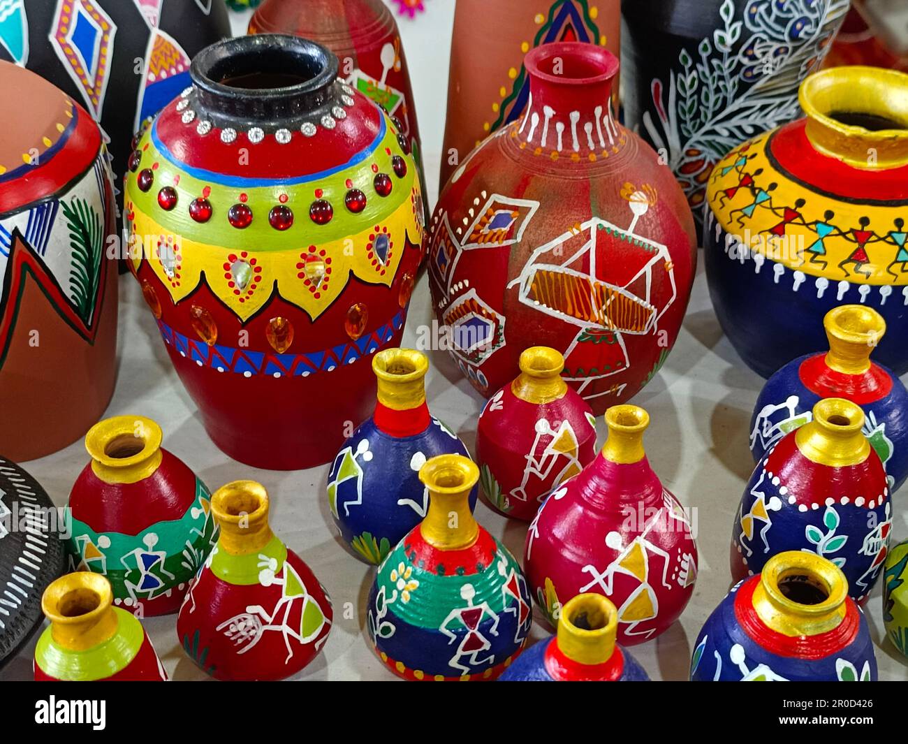 Pila de jarrones de cerámica pintados a mano de colores artísticos para el  diseño de interiores Fotografía de stock - Alamy