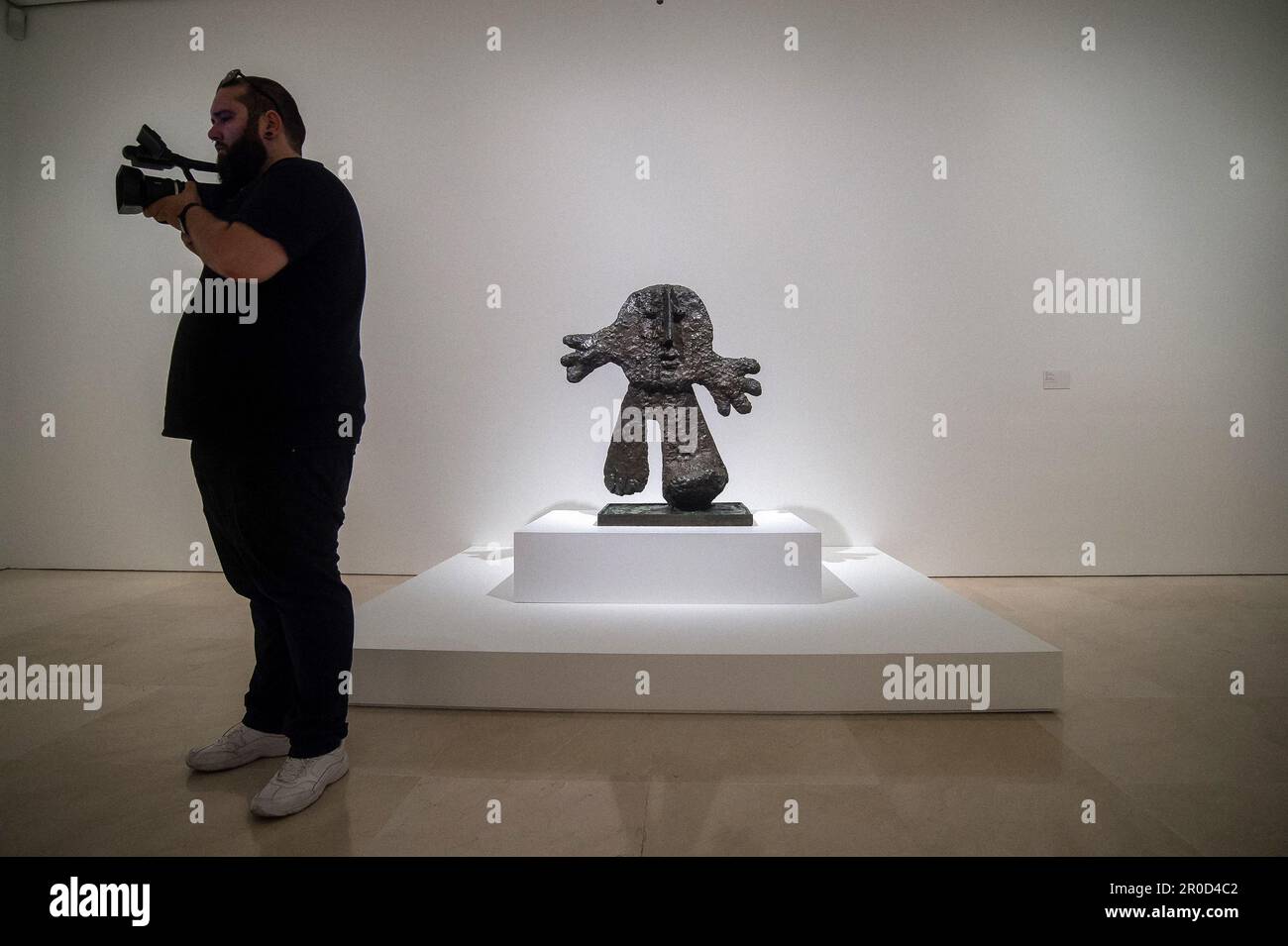 Un Camarógrafo Graba Un Vídeo De Esculturas Durante La Presentación De La Nueva Exposición