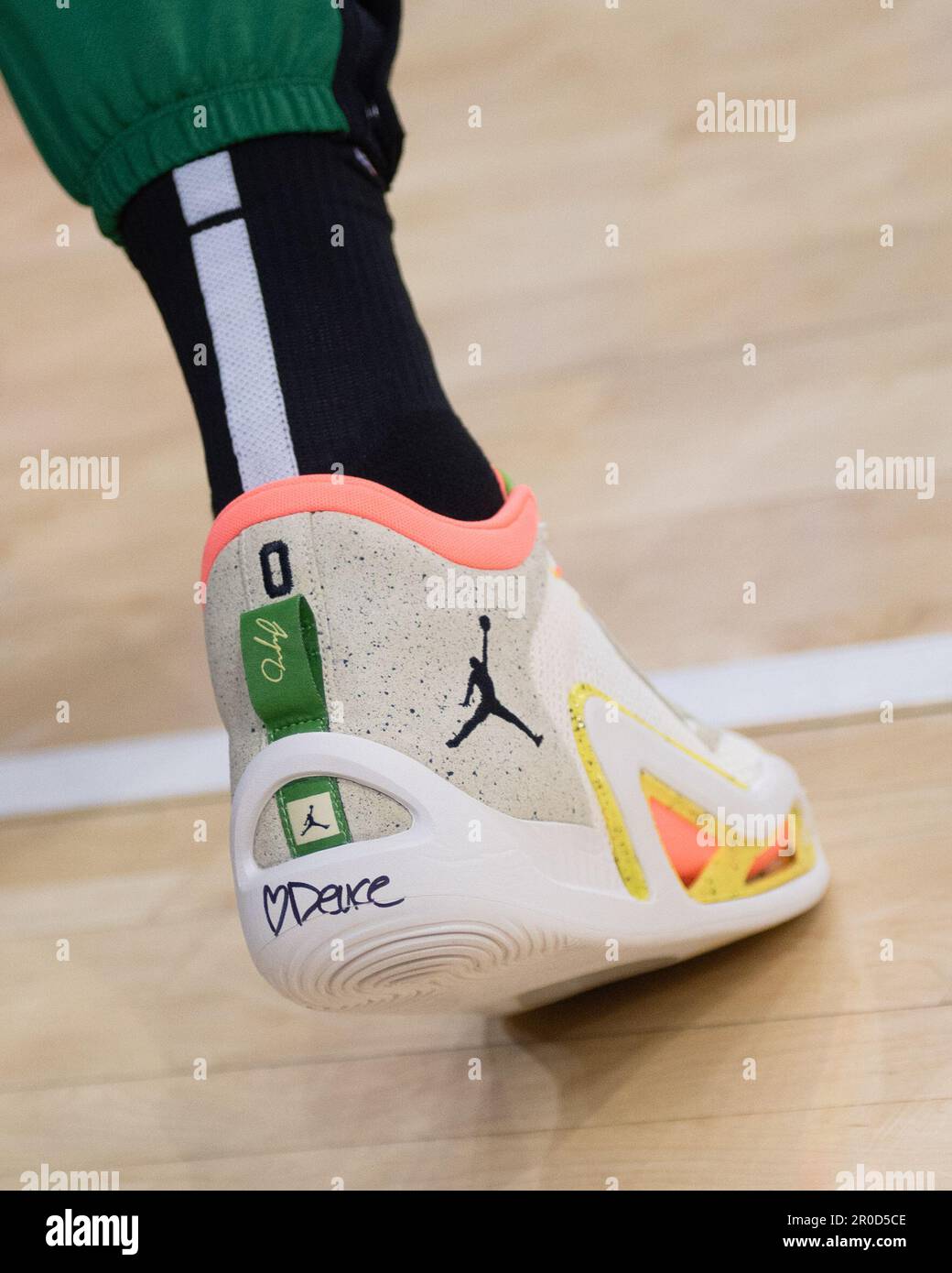 FILADELFIA, PA - MAYO 7: Las zapatillas usadas por Jayson Tatum #0 de los  Celtics de Boston durante el Juego 4 de la Ronda 2 de las Semifinales de la  Conferencia del