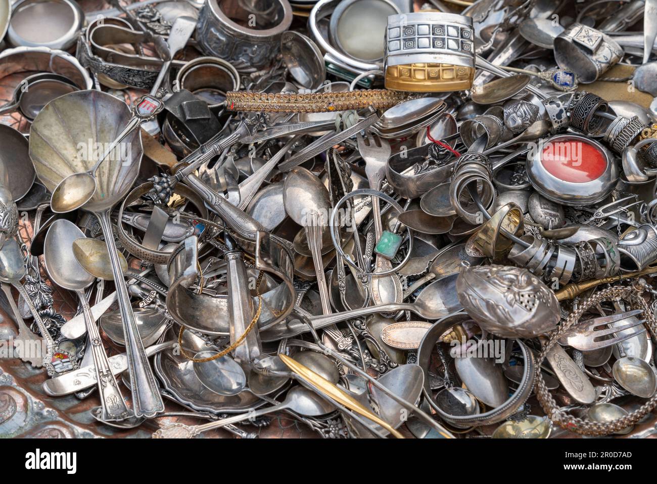 Foto de fotograma completo que muestra un montón de joyas y cubiertos  metálicos en su mayoría de plata Fotografía de stock - Alamy