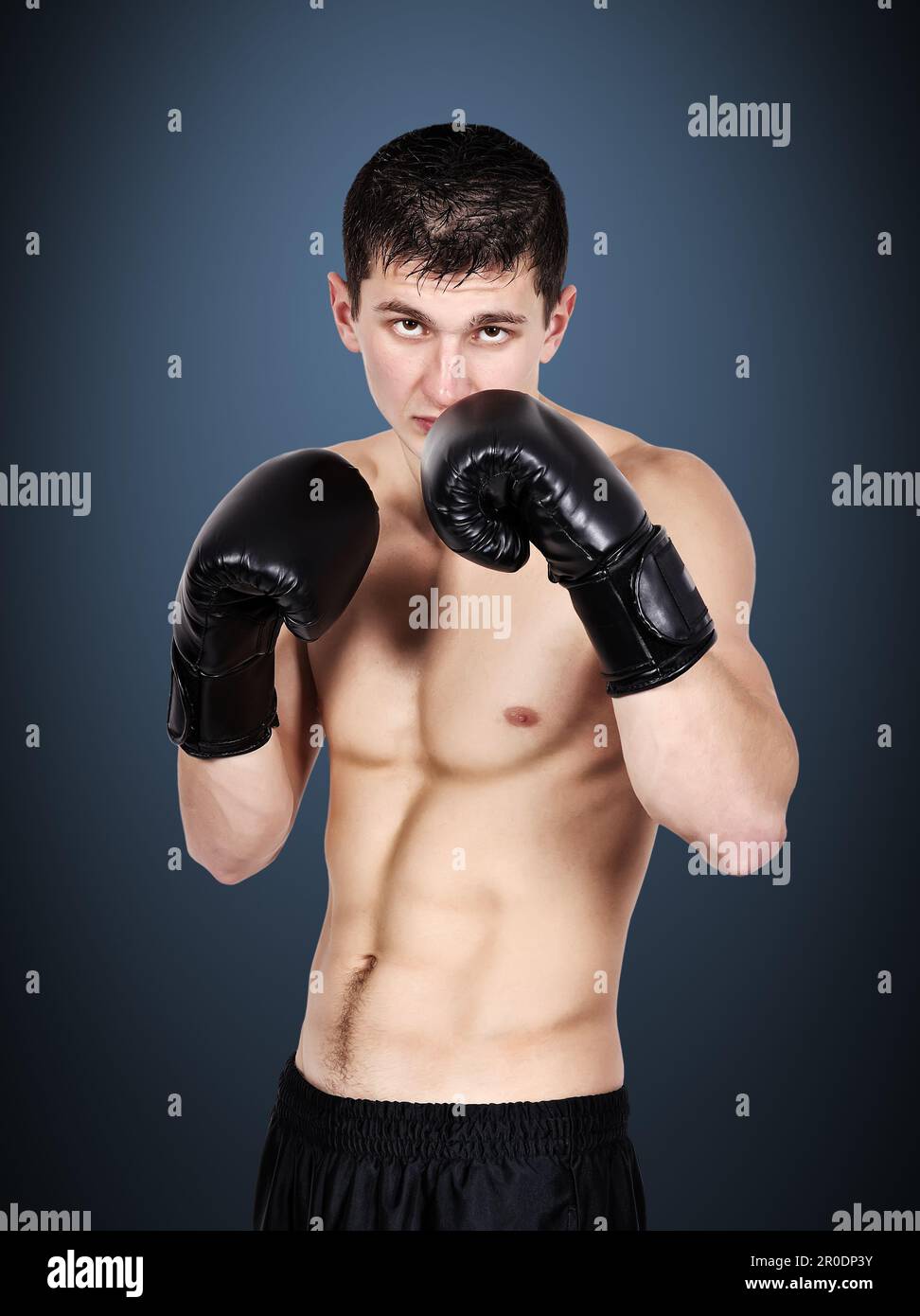 detalle de las manos del hombre poniendo vendas de boxeo en la mujer  caucásica Fotografía de stock - Alamy