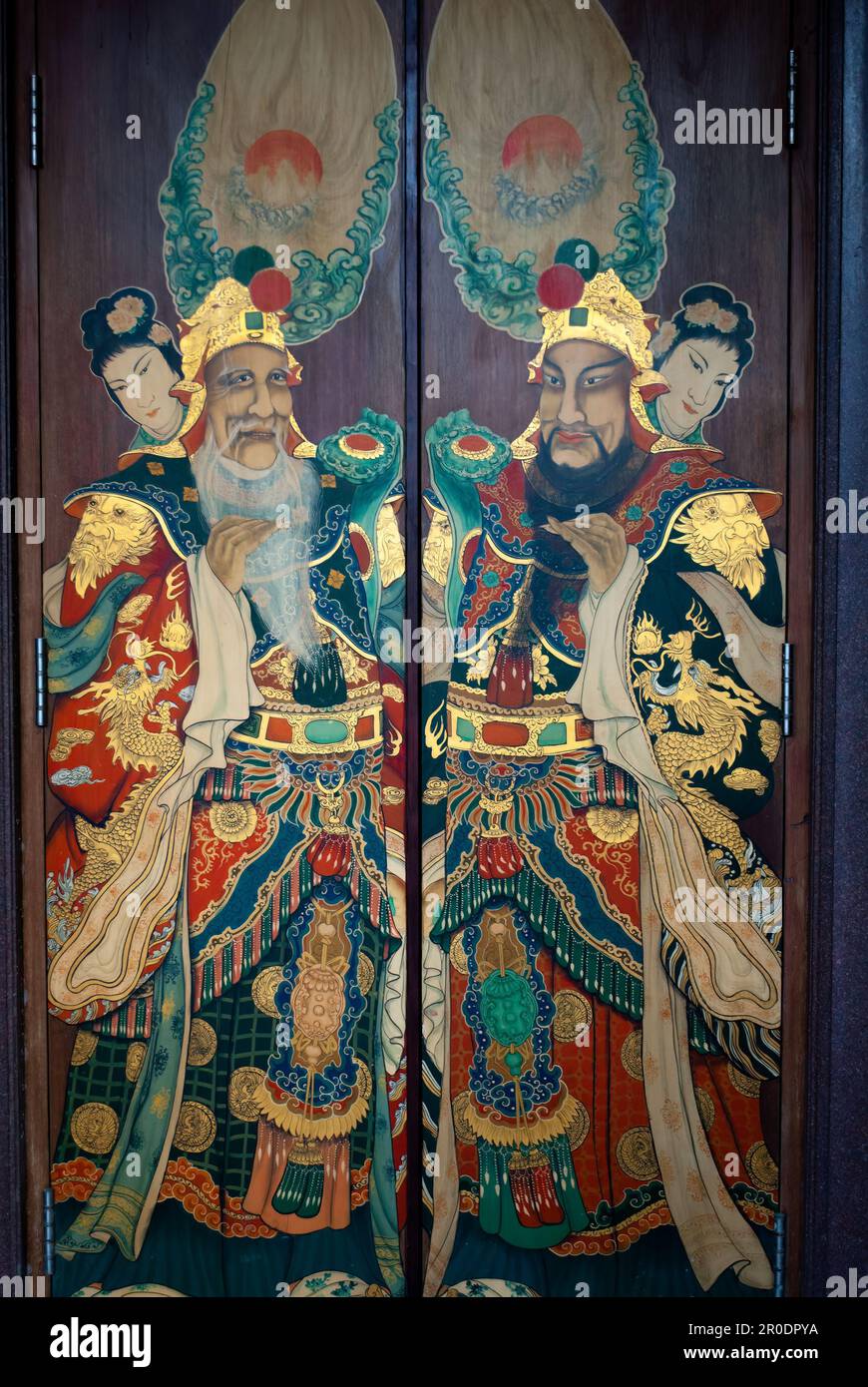 Una puerta de madera ornamentada e intrincadamente diseñada de un templo chino, ubicado en el templo Thien Hau Foto de stock