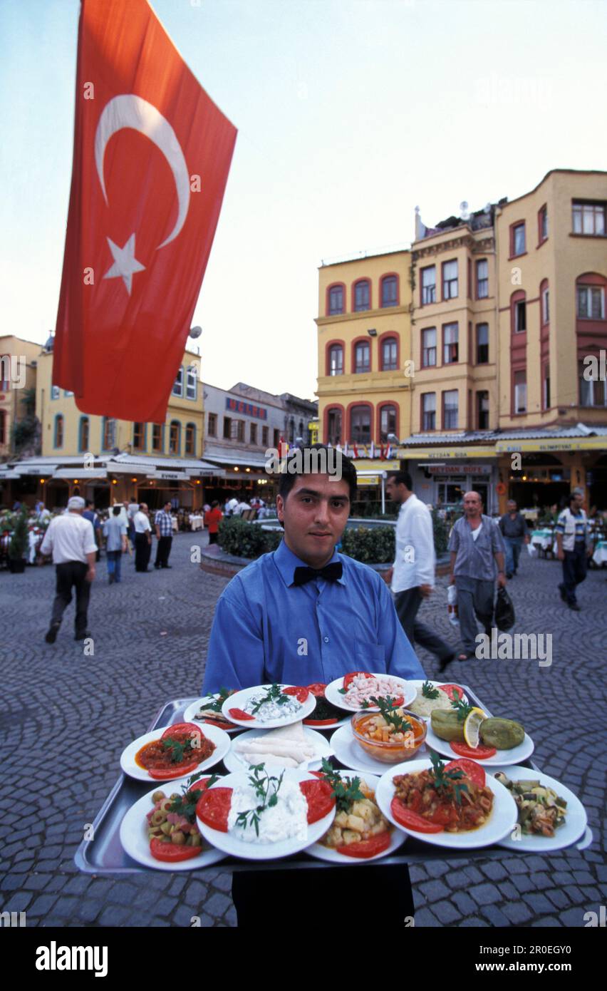 Camarero con entrantes turcos, Kumkapi, Estambul Turquía, Turquía Foto de stock