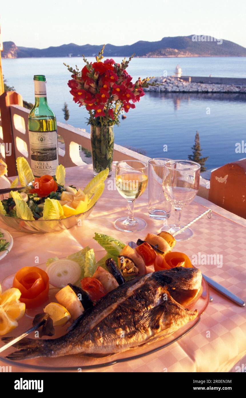 Plato de pescado, restaurante, Kas, costa de Licia, Turquía Foto de stock