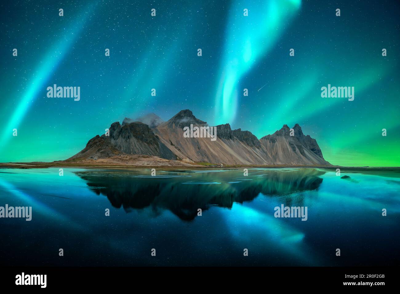 Aurora boreal aurora boreal aurora boreal sobre las famosas montañas