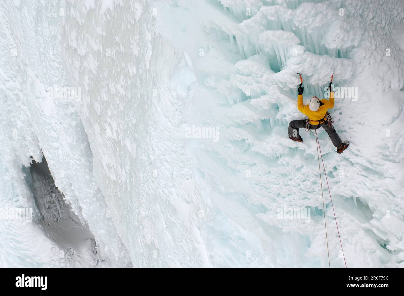 Escalador de hielo macho ascendente de hielo, Columbia Británica, Canadá Foto de stock