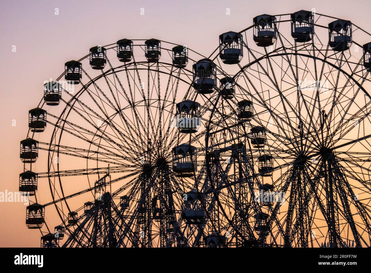 Ferris ruedas al atardecer, Pushkar Camel Fair, Pushkar, Rajasthan, India Foto de stock