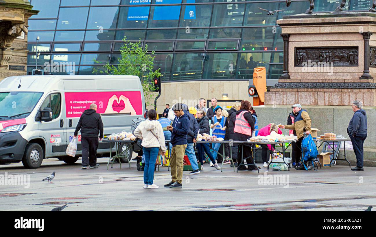Amabilidad El equipo callejero de Glasgow alimenta a personas sin hogar y vulnerables en la plaza george Foto de stock