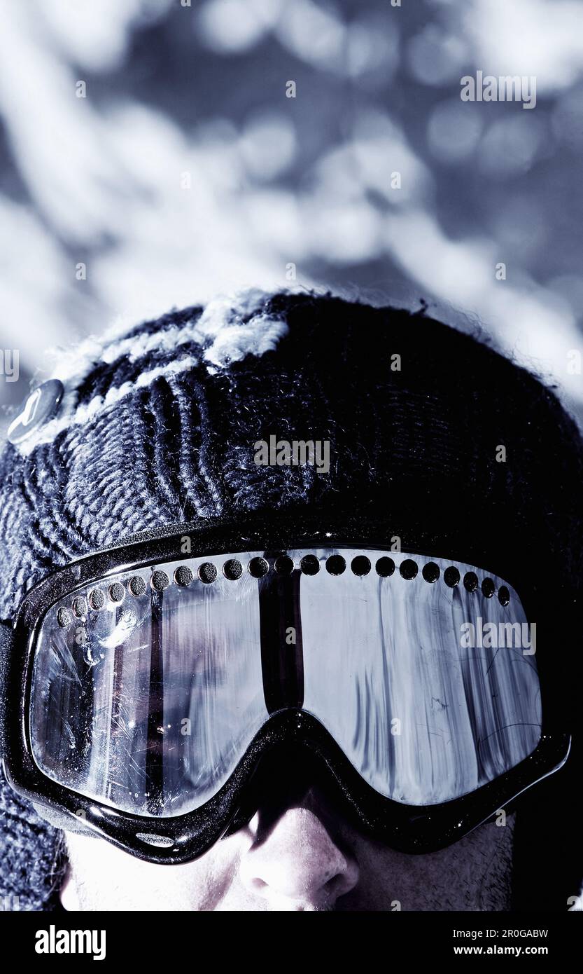 Gafas De Esquí De Un Hombre Con Reflejo De Montañas Nevadas Hombre Con Ropa  Azul Y Lentes De Esquí Imagen de archivo - Imagen de hombre, exterior:  161721411