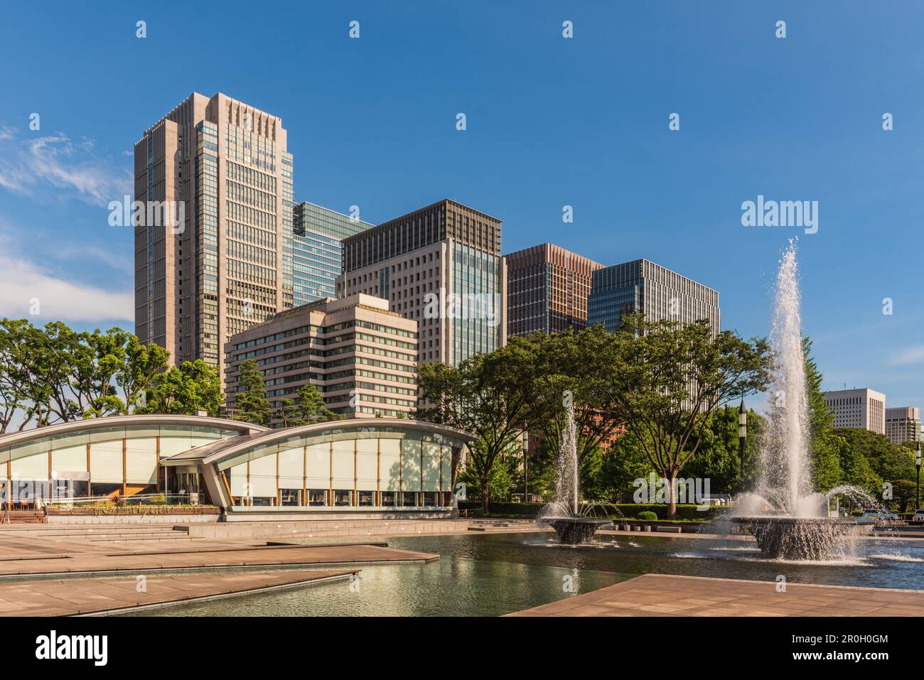 Fuentes en los Jardines del Este del Palacio Imperial en el Jardín Nacional Kokyo Gaien. Foto de stock