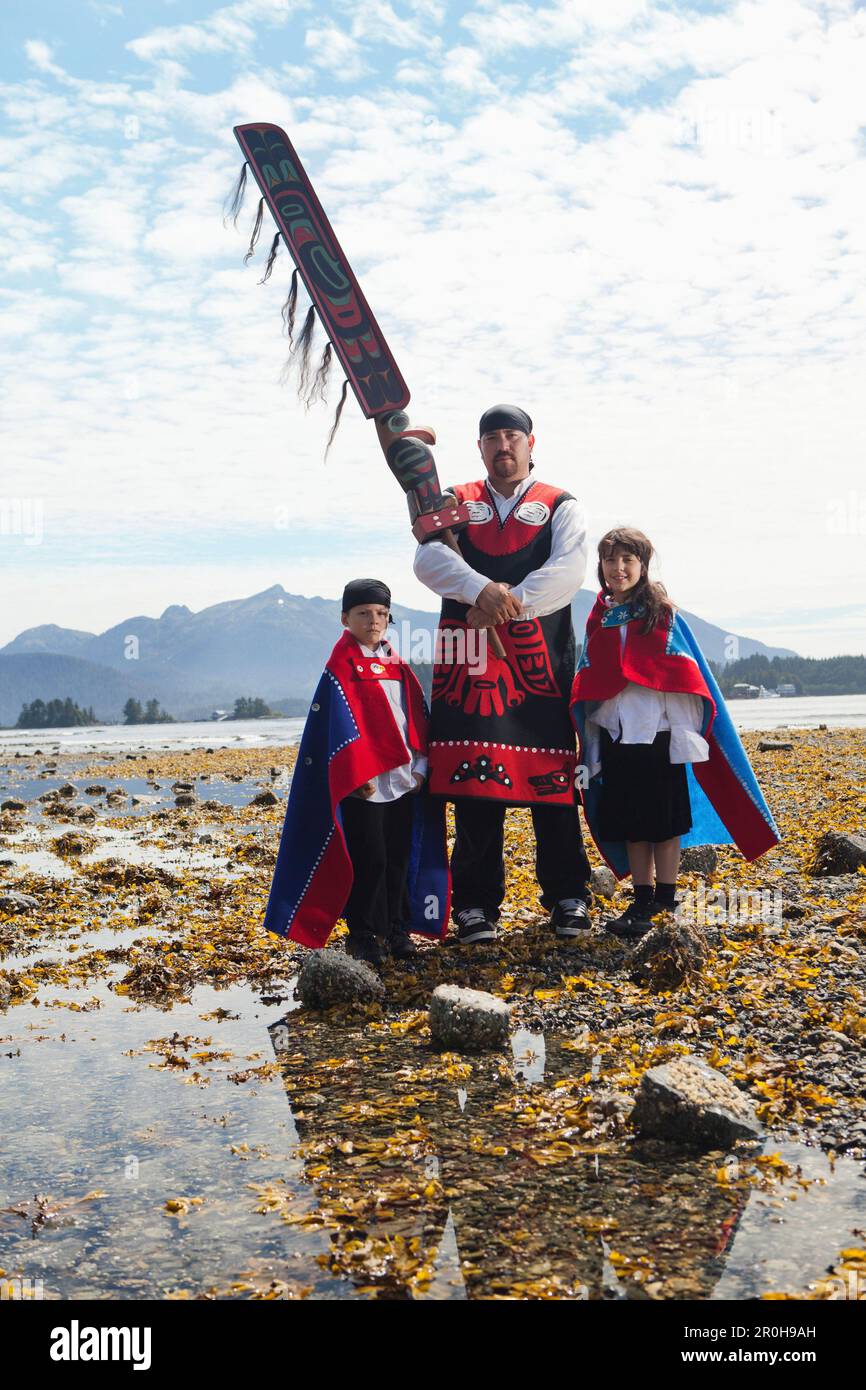 ALASKA, Sitka, Sheeta Kwan Naa Kahidi bailarines en traje tradicional