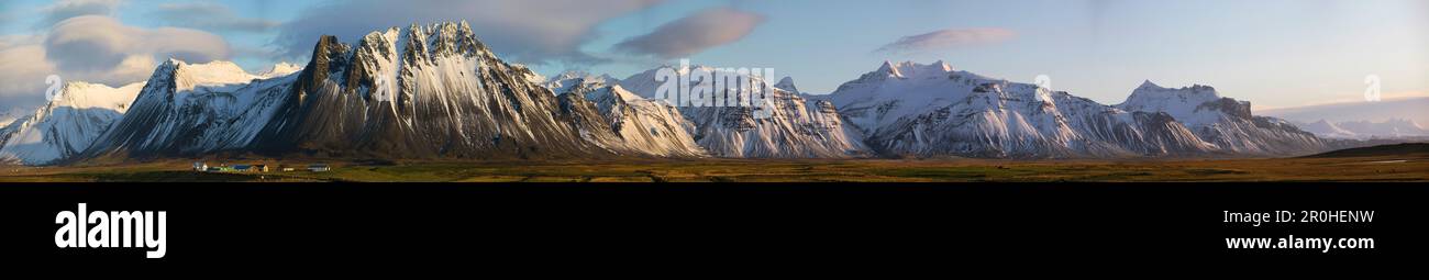 Panorama de la montaña en la costa sur cerca de Langaholt, Islandia, Saefellsnes Foto de stock