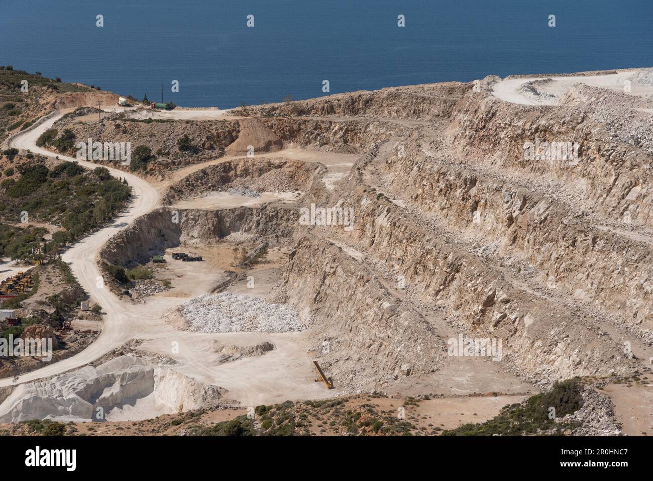 Mochios, Creta Oriental, Grecia. 2023. Extracción en la ladera de la montaña para Gypsum cerca de Mochios, Creta, UE. Foto de stock