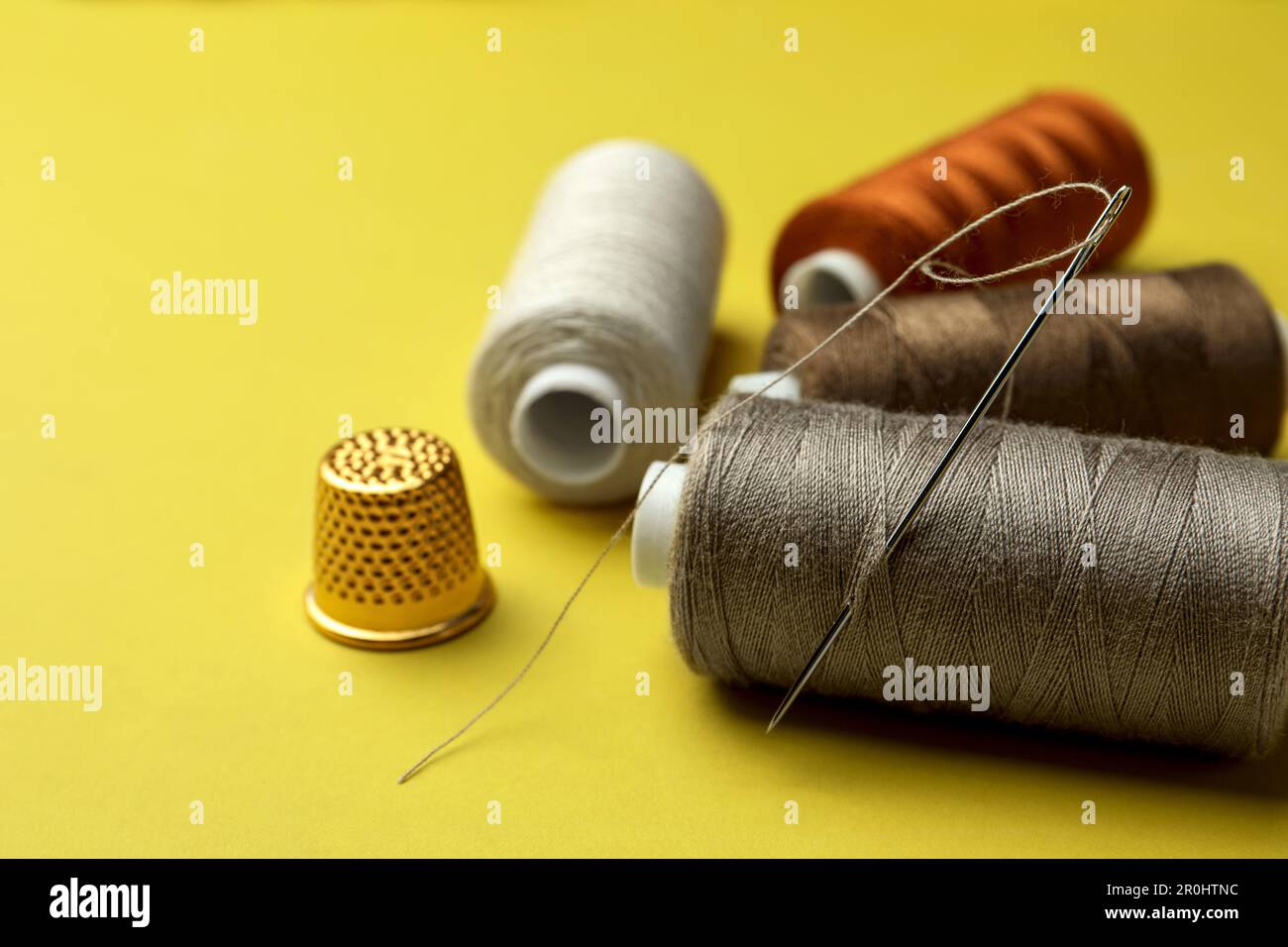 Hilos para coser de colores, botones, dedal para coser Stock Photo