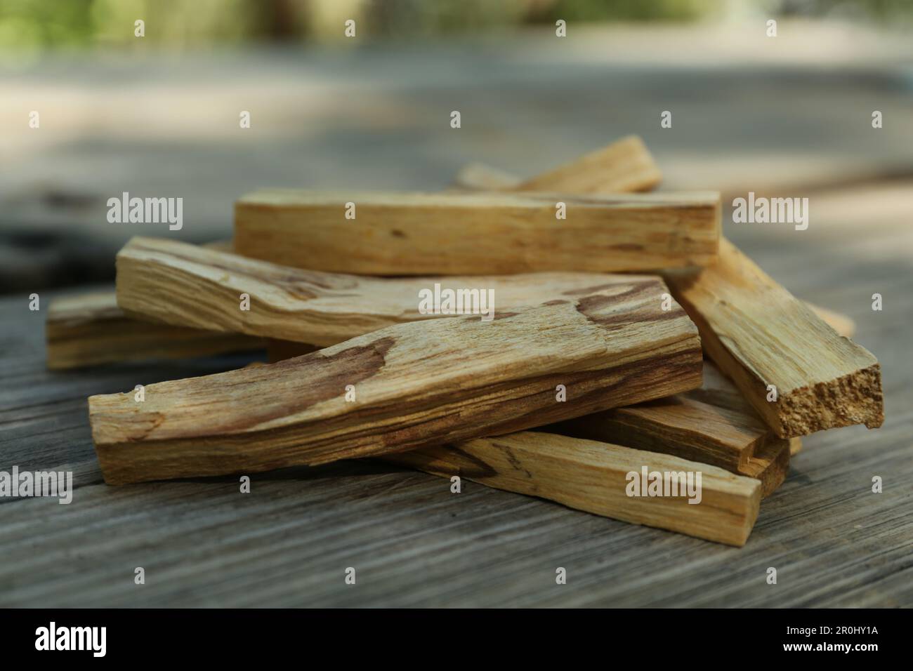 Palo santo palo en soporte en mesa de madera al aire libre Fotografía de  stock - Alamy