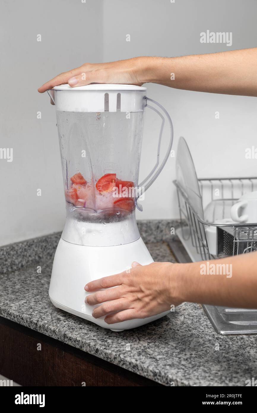 uso de una licuadora en una cocina, estilo de vida doméstico, preparación  de jugos con frutas naturales, electrodomésticos Fotografía de stock - Alamy