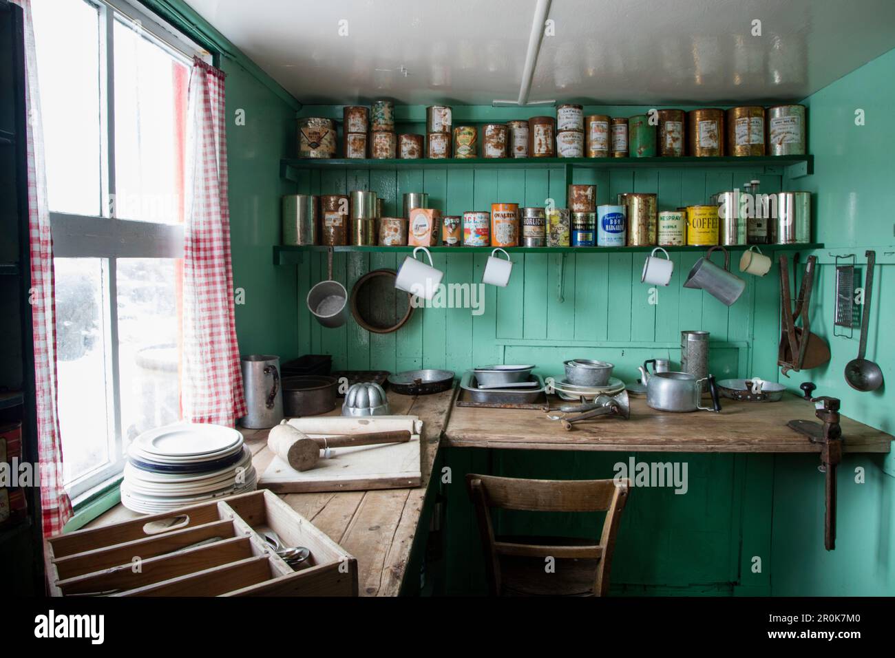 Latas históricas y utensilios de cocina en exhibición en el museo de Port Lockroy Estación de Estudio Antártico Británico Port Lockroy, Wiencke Island, Graham Land Foto de stock