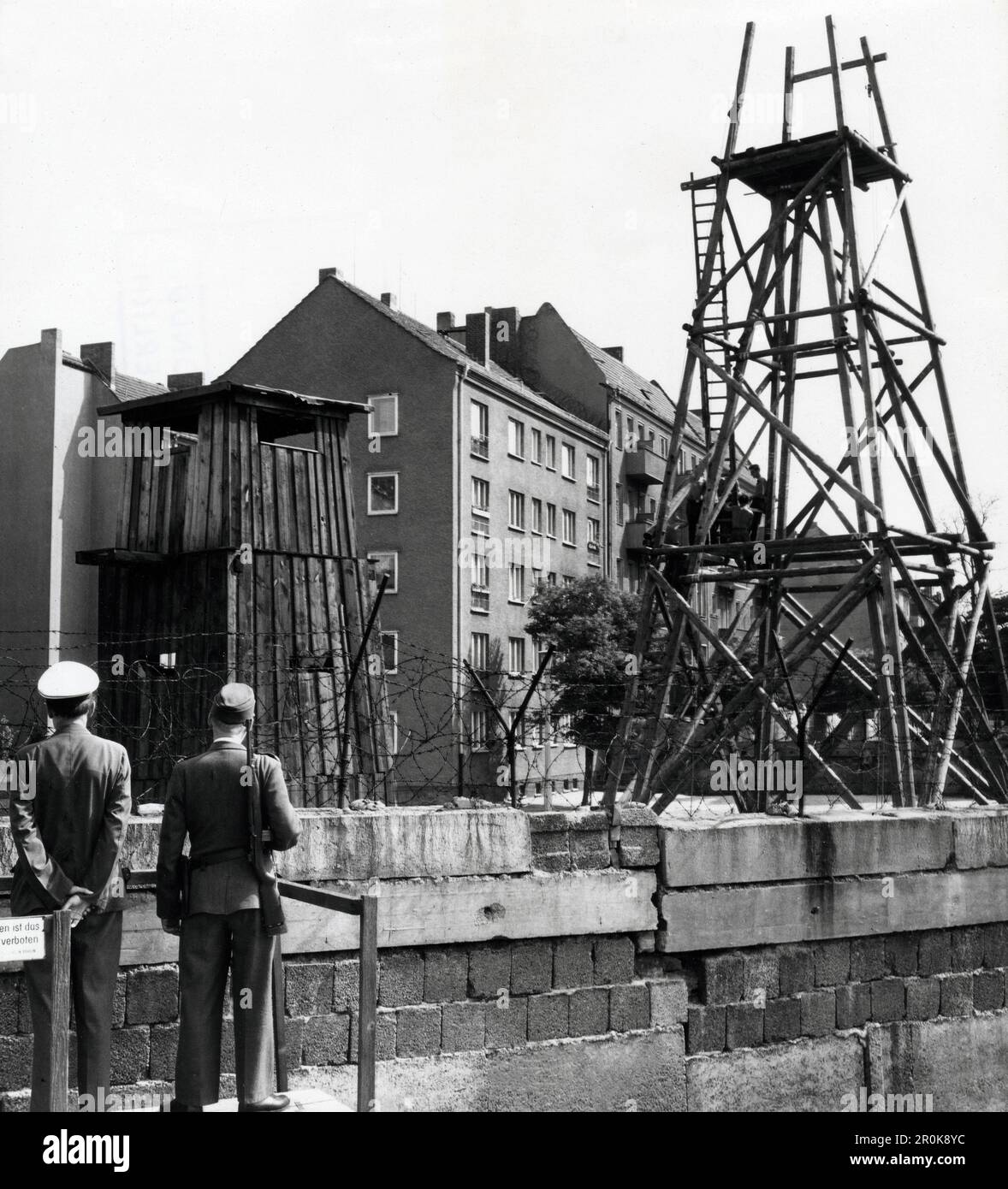 Original-Bildunterschrift: Damit sie besser sehen können wird zur Zeit auf dem Lohmühlenplatz an der Harzer Strasse Ecke Maybachufer im Südwesten Berlins von einem Ostberliner Arbeitskommando ein neuer Beobachtungsstand errichtet. Este es un punto de acceso que no se puede utilizar. 15 m hohen Beobachtungsstand. Das Gerüst ist bis jetzt schon doppelt so hoch wie der vorhandene Turm. Er ist anzunehmen, dass der Turm zur Beobachtung der in der Harzer Strasse se se elige Grenzhäuser dienen soll. Berlín, Alemania 1963. Foto de stock