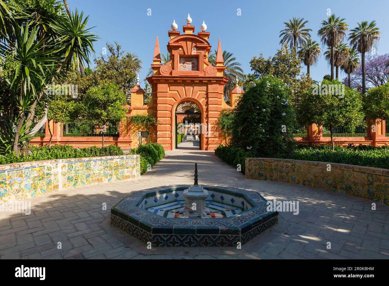Puerta de entrada con palmeras, Jardín Marqués de la Vega Inclan, Jardines del Real Alcázar, Jardín del Palacio Real, Patrimonio de la Humanidad de la UNESCO, Sevilla, Anda Foto de stock