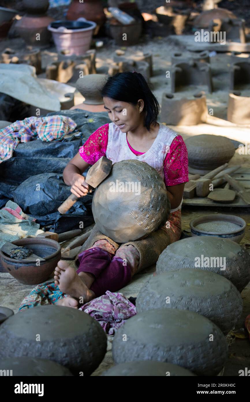 Potter hace pote de agua de cerámica que tiene la reputación de mantener el  agua más fresca que otras potes, Yandabo, cerca de Myingyan, Mandalay,  Myanmar Fotografía de stock - Alamy