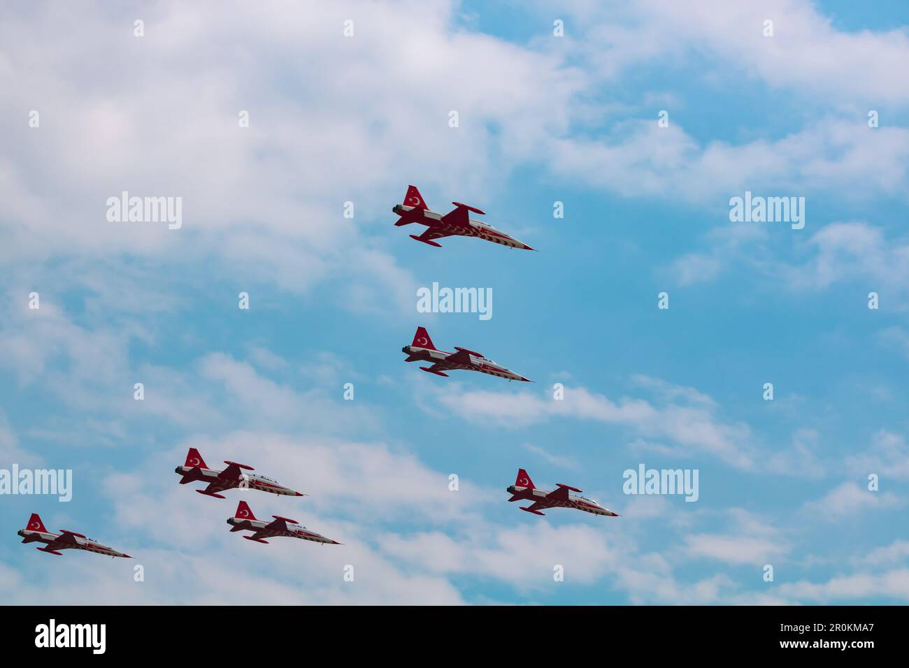 Turk yildizlari aka Turkish Stars equipo de demostración acrobática de la fuerza aérea turca en Teknofest 2023. Estambul Turkiye - 5.1.2023 Foto de stock