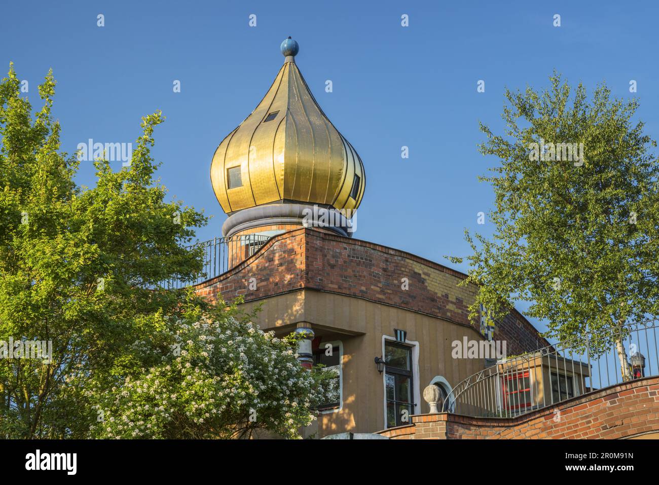 Hundertwasser Day Care Center Kupferhammer 93 en Frankfurt / Main, Main-Heddernheim, Hesse Foto de stock