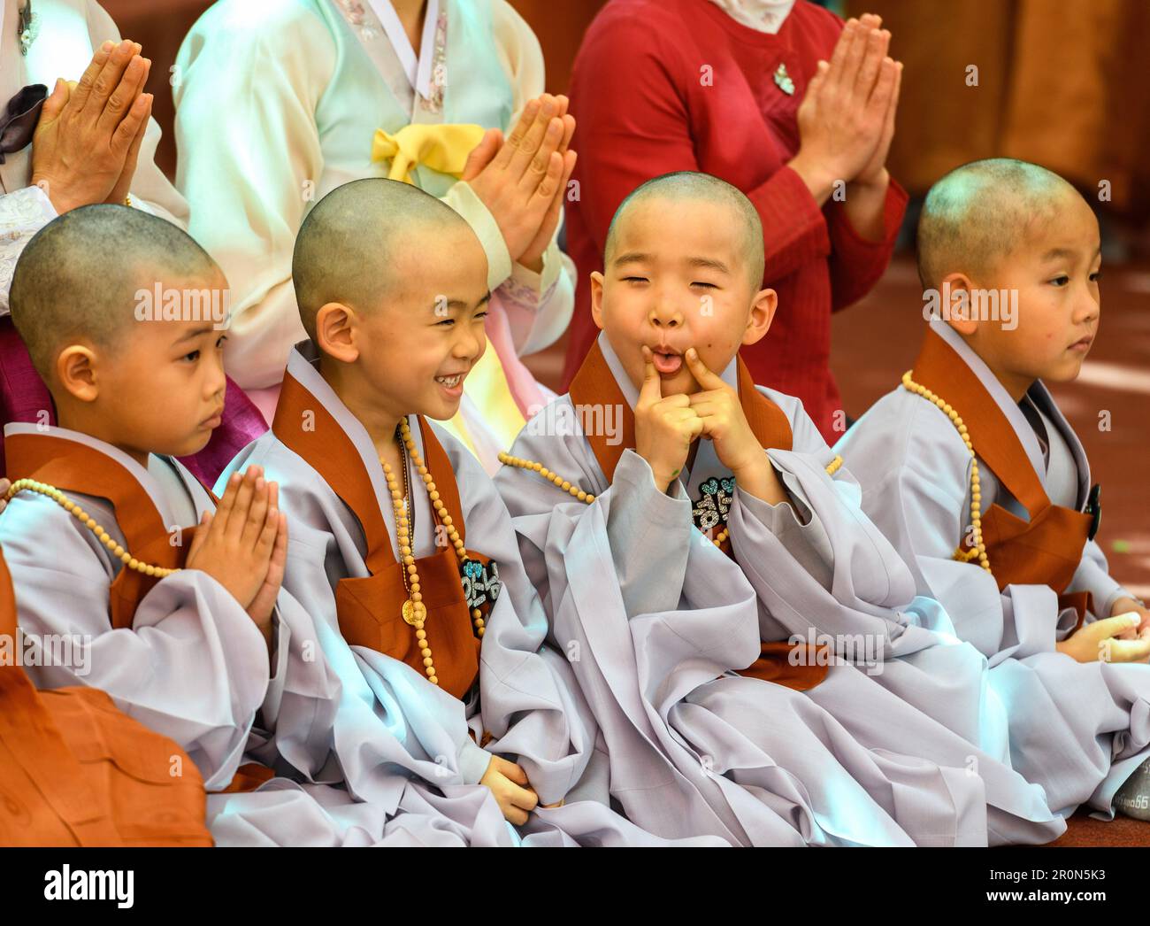 Seúl, Corea del Sur. 09th de mayo de 2023. Niños monjes surcoreanos asisten a un evento para celebrar el próximo cumpleaños de Buda (27 de mayo de 2023 de KST) en el Templo Jogye en Seúl. Los niños pequeños son invitados anualmente a convertirse en monjes budistas por un período de tres semanas. El cumpleaños de Buda es un festival budista que se celebra en la mayor parte de Asia oriental y del sur de Asia conmemorando el nacimiento del príncipe Siddhartha Gautama, más tarde el Buda Gautama, que fue el fundador del budismo. Según la tradición budista, Buda Gautama nació en Lumbini, Nepal. Crédito: SOPA Images Limited/Alamy Live News Foto de stock