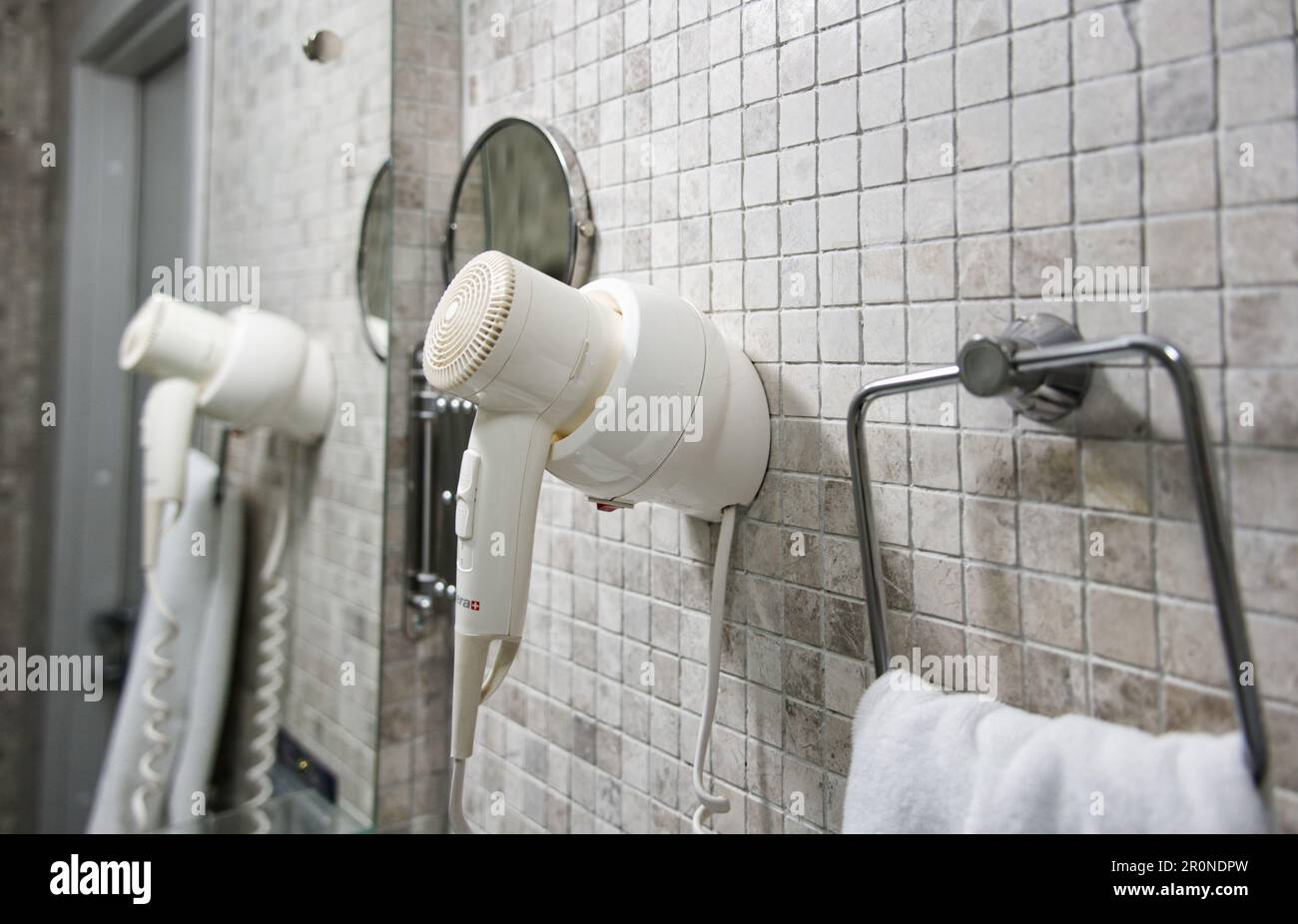 Secador de pelo eléctrico y soporte de secado de toallas en el baño  Fotografía de stock - Alamy