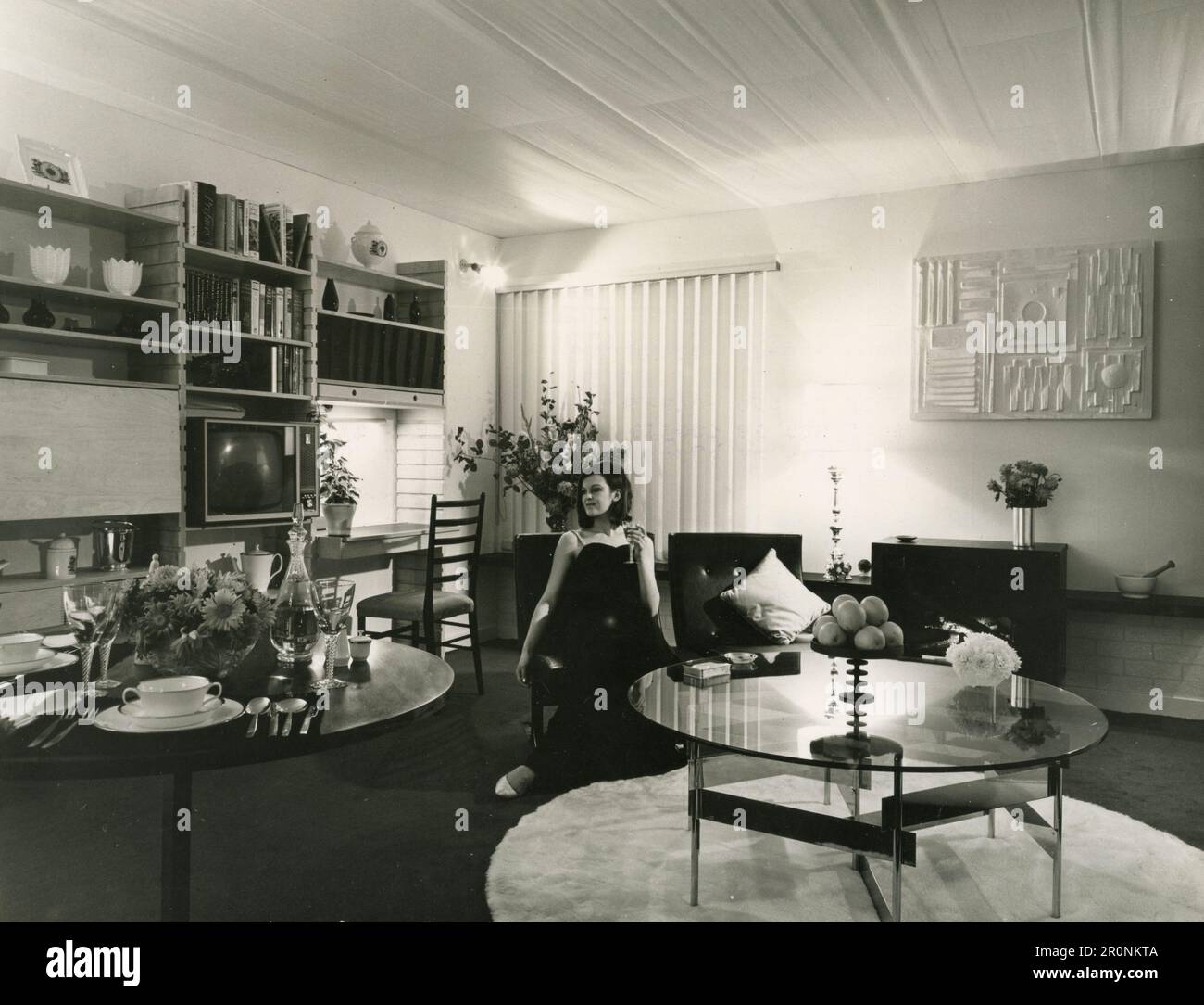 Decoración de sala de estar con solo productos británicos para la 'Casa Inglese' durante la Semana Británica en la Feria de Milán, Italia 1965 Foto de stock