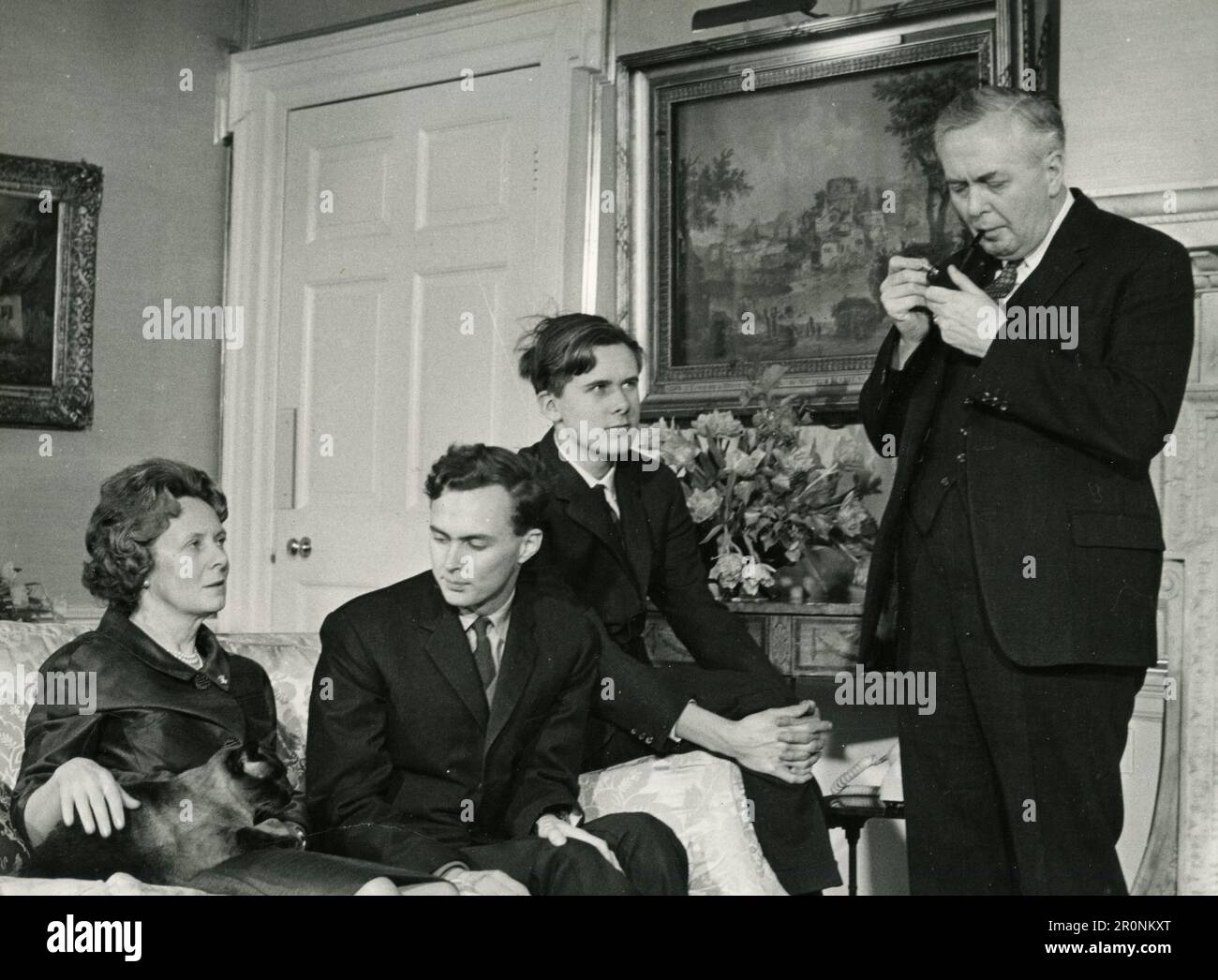 El primer ministro británico Harold Wilson con su esposa y familia en su residencia oficial en 10 Dowing Street, Londres, Inglaterra, 1965 Foto de stock