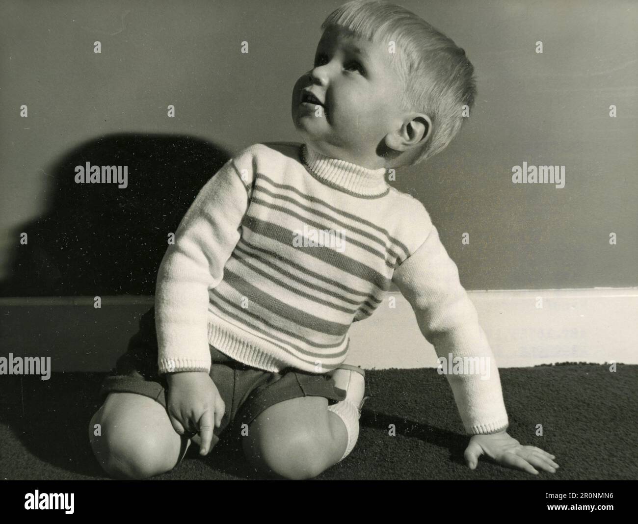 Moda infantil: Modelo con un jersey de punto Orlon con manga larga, Reino Unido 1965 Foto de stock