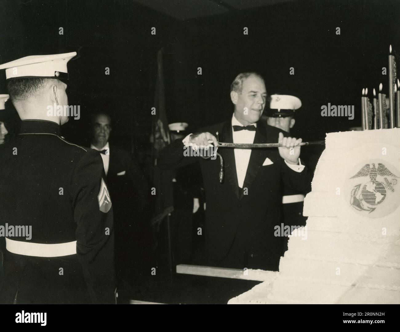 El embajador ESTADOUNIDENSE Frederick Reinhardt como invitado de honor corta el tradicional pastel de cumpleaños que celebra el 190th cumpleaños del Cuerpo de Infantería de Marina, 1965 Foto de stock