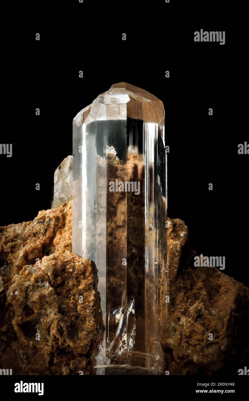 Piedras ásperas naturales con múltiples piedras preciosas de cristal  mineral en bruto Piedra