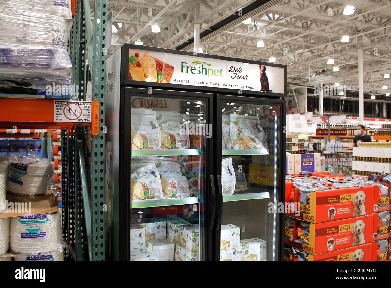 Los Angeles, California, Estados Unidos - 10-25-2021: Una vista de un refrigerador fresco de alimentos para mascotas FreshPet, en exhibición en una gran tienda de comestibles local. Foto de stock