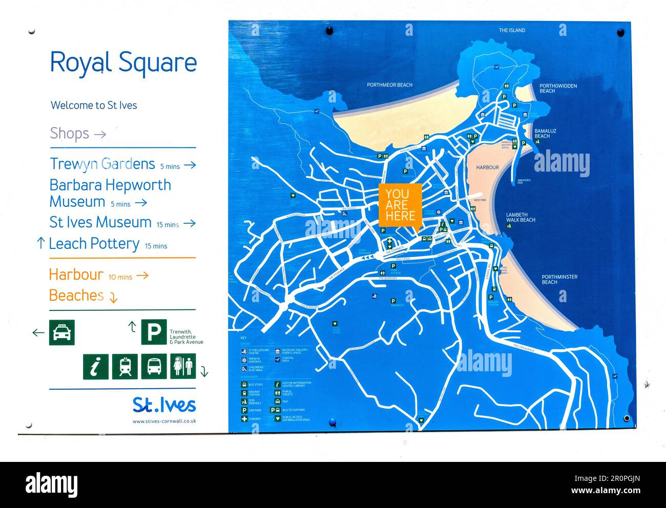 Cartel de información turística / tablero en la Plaza Real, St. Ives, Cornualles, Inglaterra, Reino Unido Foto de stock