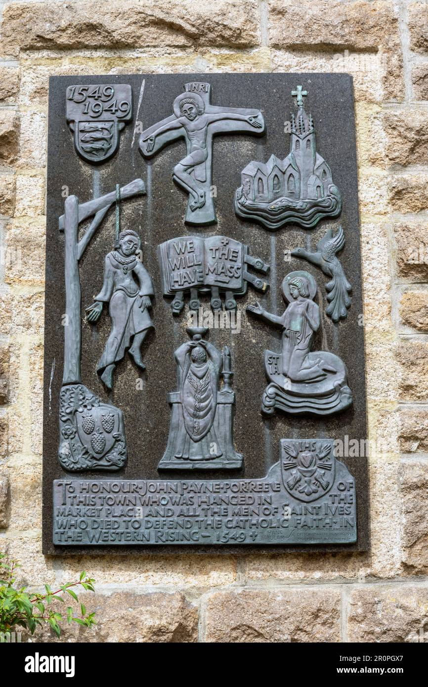 Placa en la pared exterior del Sagrado Corazón y la Iglesia Católica de Santa la, Tregenna Hill, Saint Ives, Cornualles, Inglaterra, REINO UNIDO Foto de stock