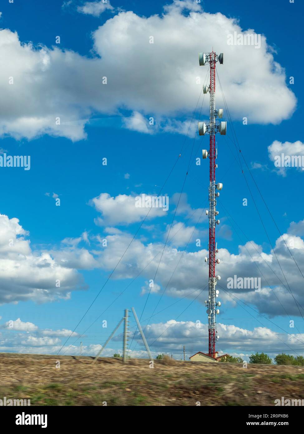 Paisaje de carretera con torre de comunicación Foto de stock