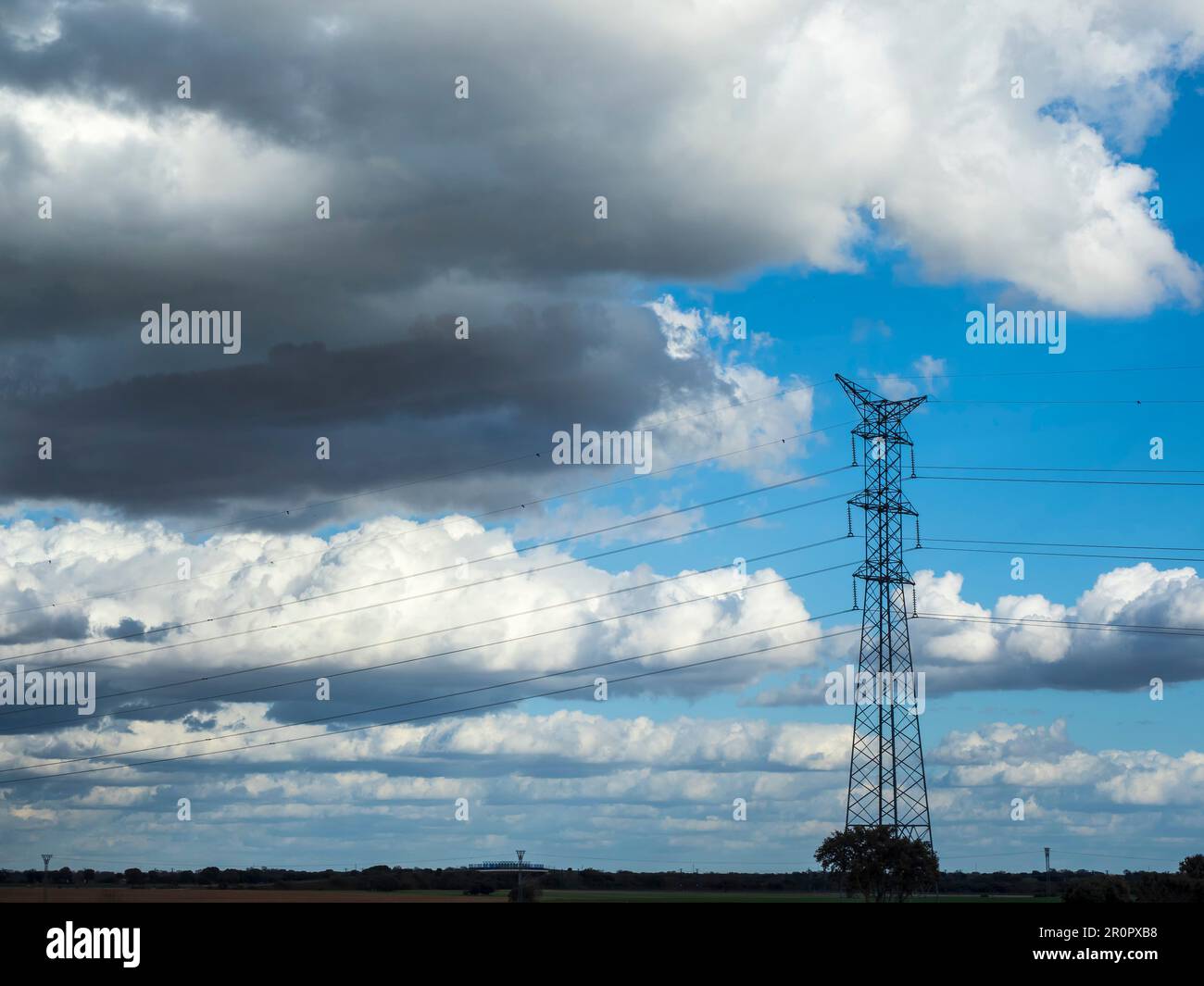 Paisaje de carretera con torre de comunicación Foto de stock