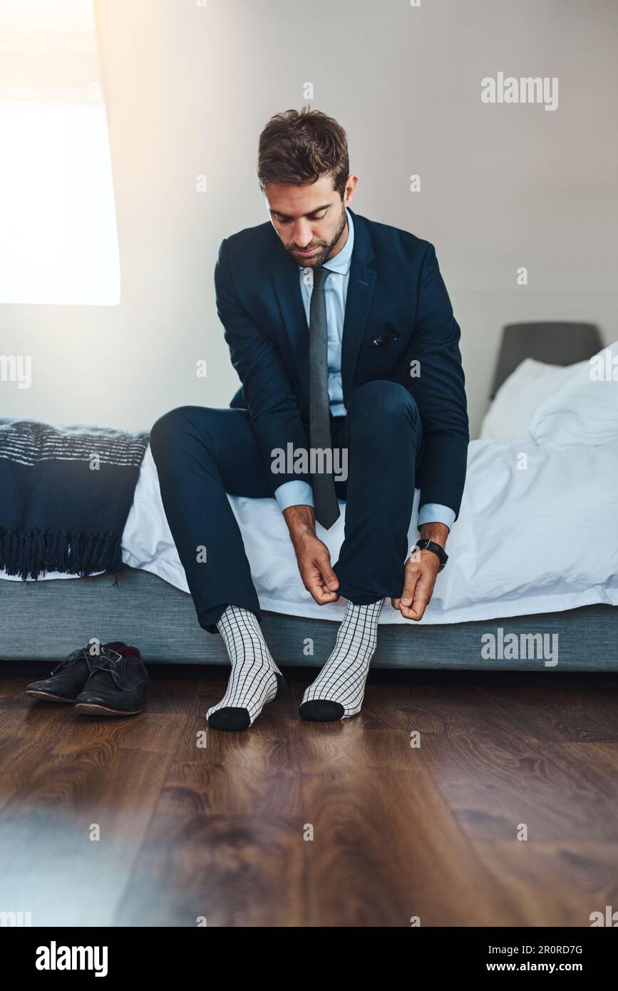 Hombre poniéndose calcetines negros en casa, closeup Fotografía de stock -  Alamy